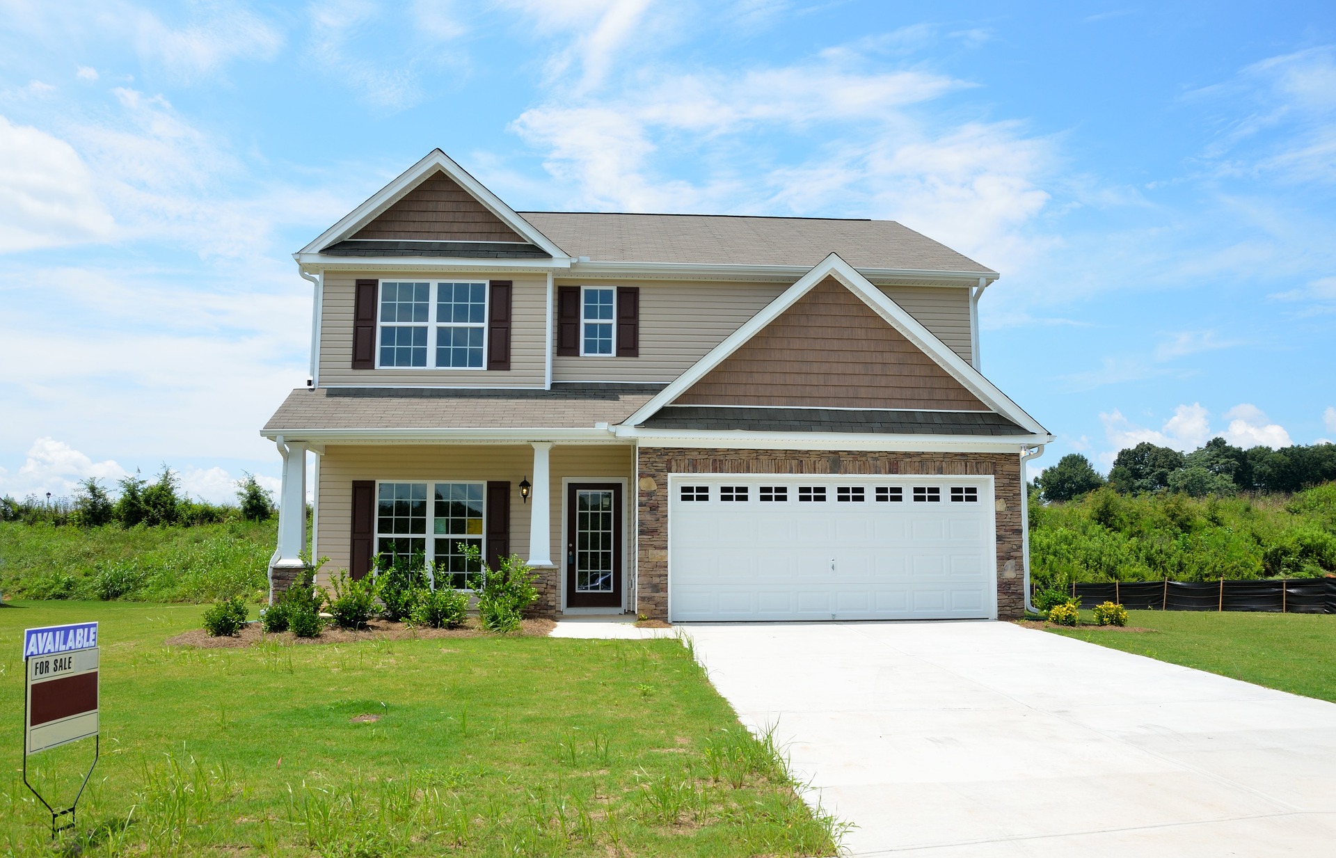 What are the benefit of professional interior design services for homeowners selling a home in Hawaii?